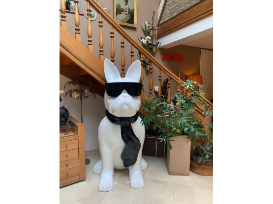 STATUA CANE BULLDOG FRANCESE IN RESINA CON CRAVATTA/OCCHIALI 190 CM
