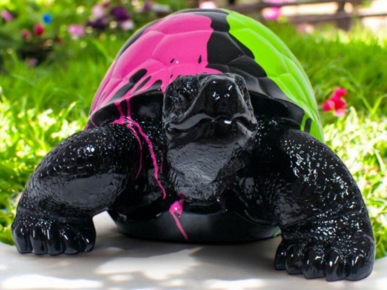 TARTARUGA IN RESINA NERA TRASH 70 CM