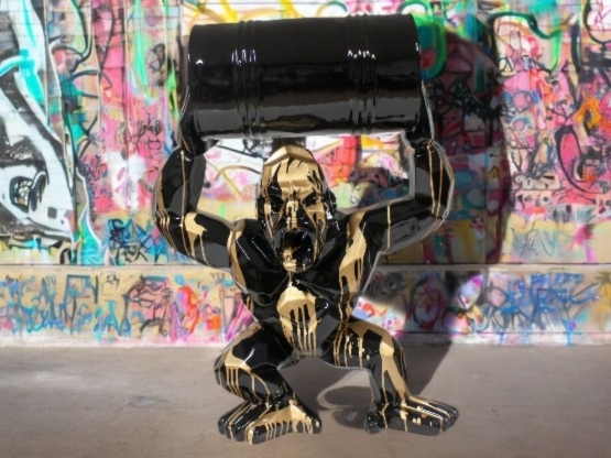 GORILLA ORIGAMI IN RESINA NERA E ORO CON BIDONE NERO 95 CM